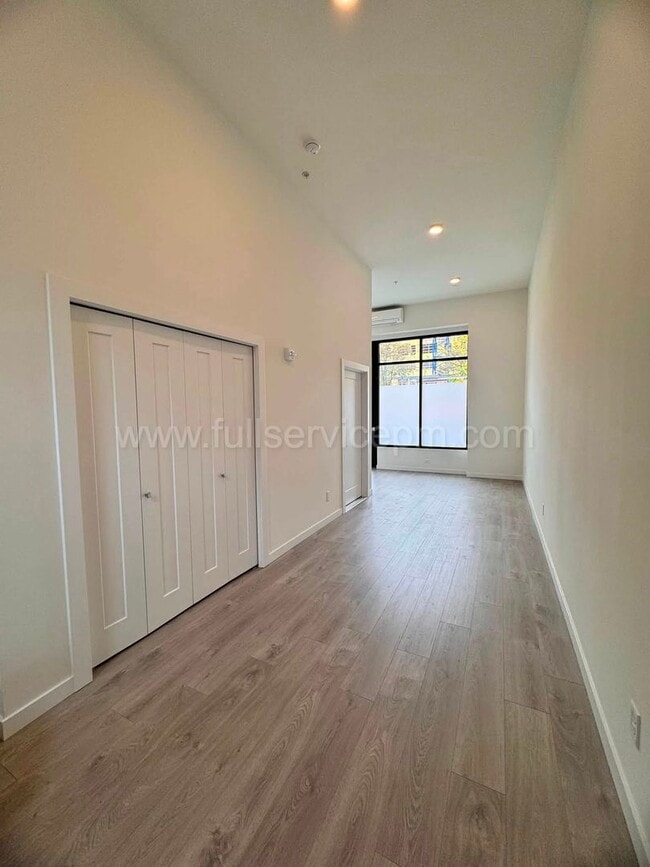 Building Photo - Modern Live/Work Northgate Townhome w/ Rooftop Deck, Luxury Bosch Kitchen & Dual Suites