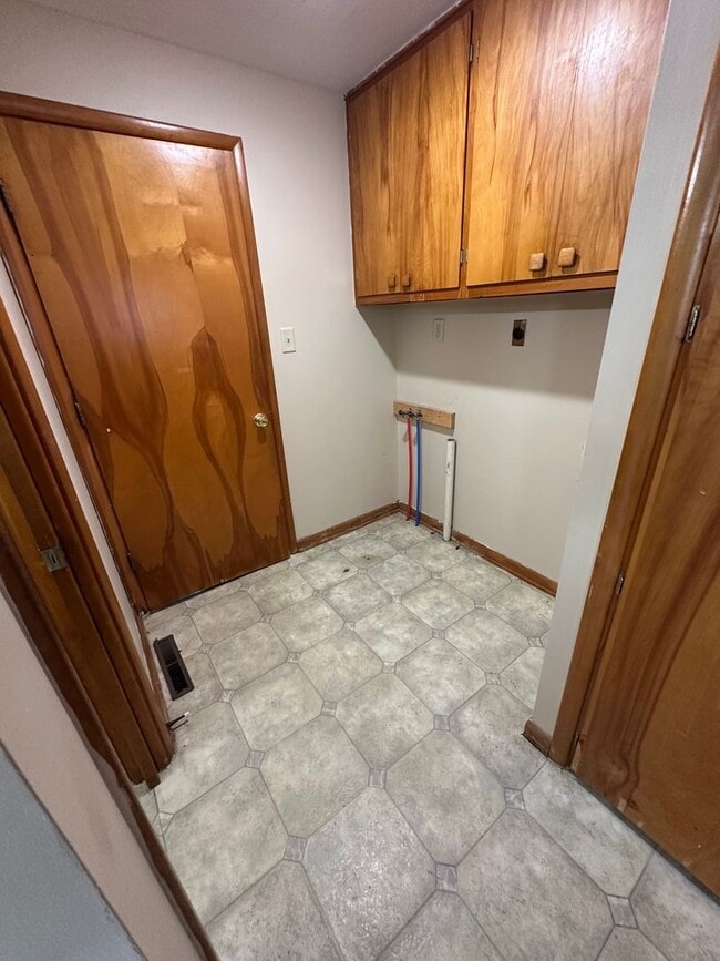 Building Photo - 4 Bedroom, 1.5 Bathroom Updated House