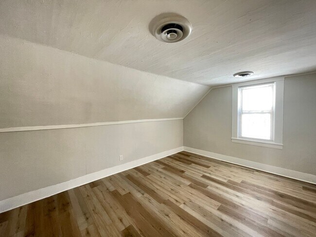 Building Photo - 98 Main St