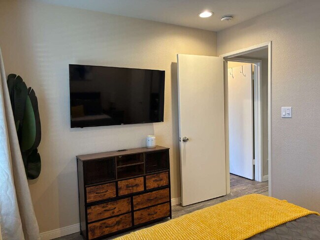 Building Photo - 2 Bedrooms Condo for Rent Available May 19...