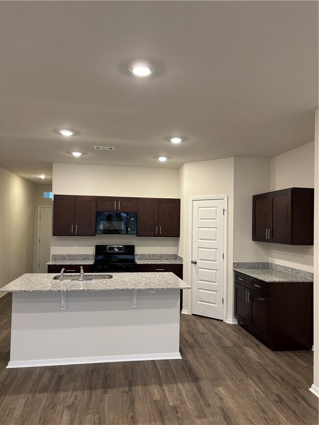 Building Photo - 6608 NW Altus St