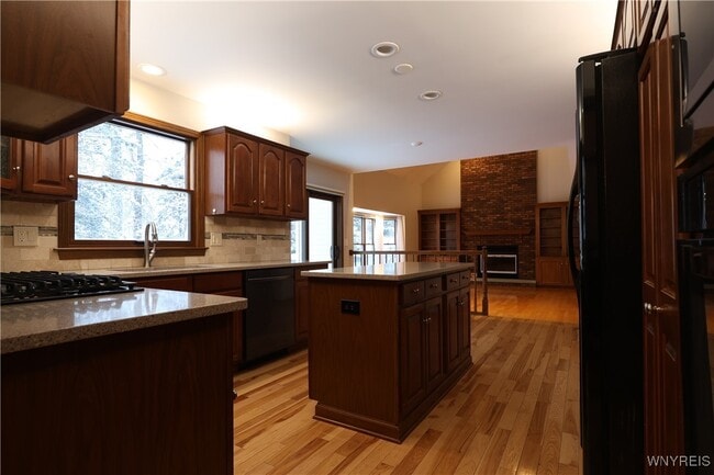 Building Photo - 40 Vassar Dr