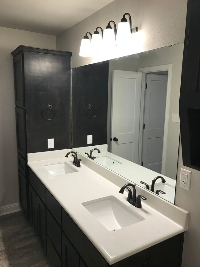 Building Photo - Charming 2 Bed / 2 Bath Duplex in Trimmier...