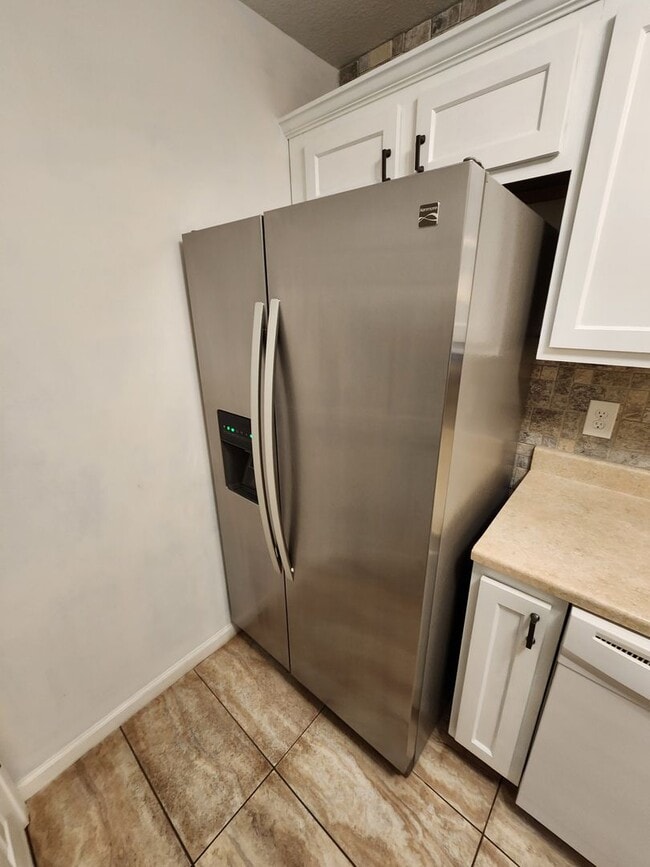 Building Photo - Beautiful newer home with everything on main level in Seaman Schools