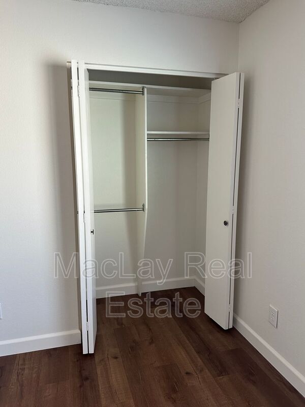 Building Photo - 1221 E Watson Dr