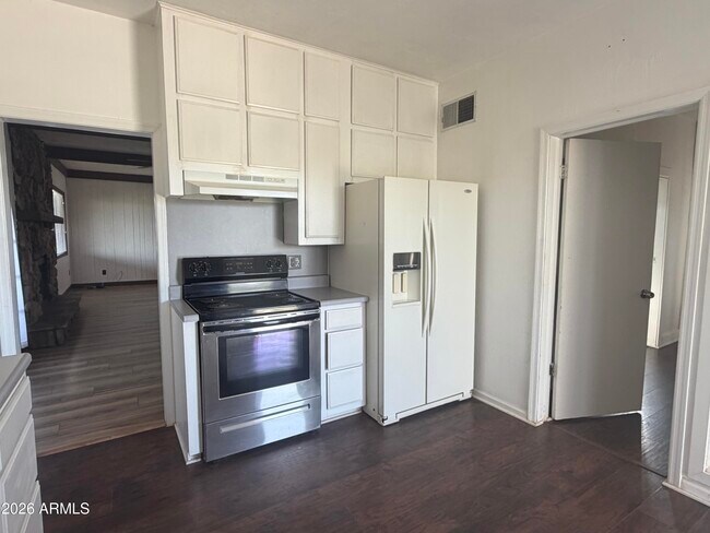 Building Photo - 1328 E Maddock Rd