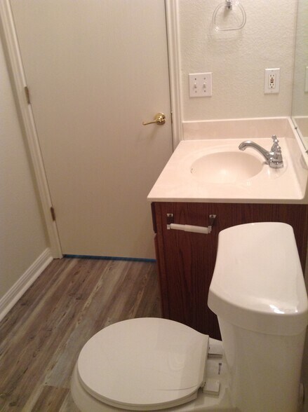 Secondary bathroom - 5605 Bentsen Ln