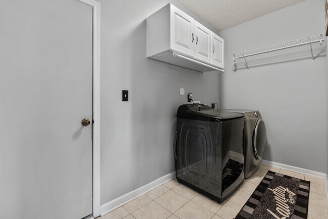 Building Photo - Luxurious 5-Bed, 2.5-Bath Home with Solar Panels in Newport News