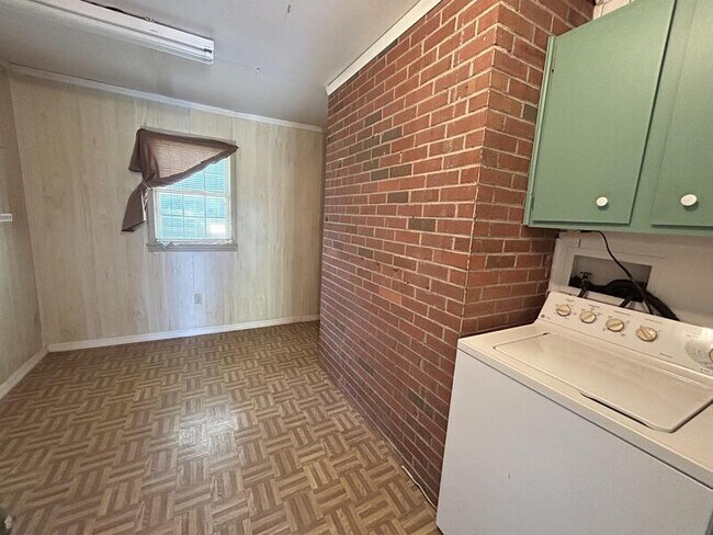 Building Photo - 317 Clarendon Dr