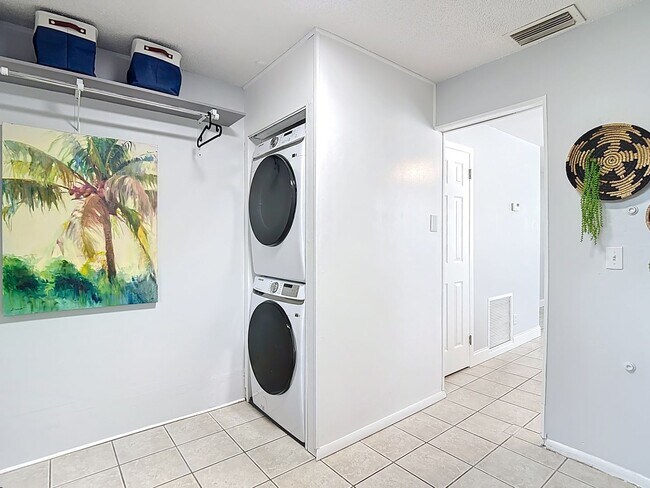 Building Photo - 2 BEDROOM 1 BATH APARTMENT HOME LOCATED IN ST. PETERSBURG, FL