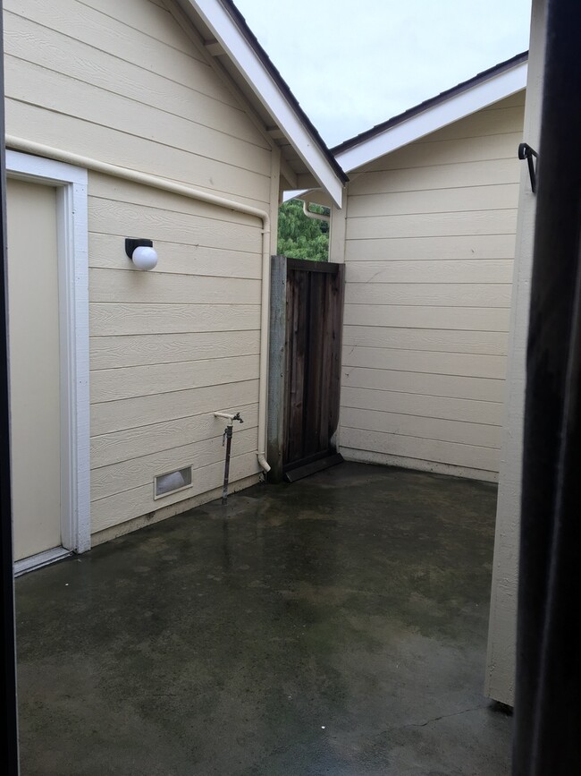 Building Photo - Great 2 Bedroom 2 Bath Condo in Seaside