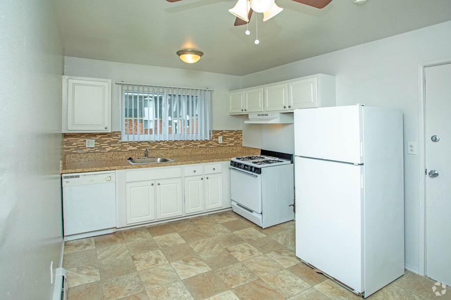 Oakland Mall Apartments 365 E Edmund Ave Madison Heights MI 48071