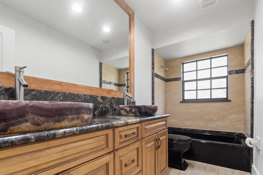 Building Photo - 11918 Quail Ridge Dr