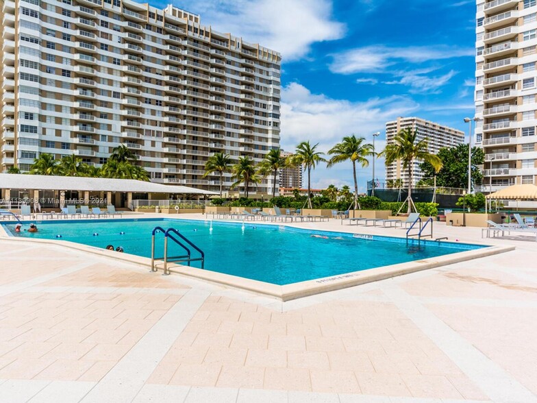 Building Photo - 1965 S Ocean Dr