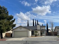 Building Photo - Charming Home in Hesperia- HOA Community- ...