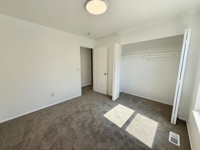 Building Photo - 3 Bedroom Home in Holladay Available August 1st