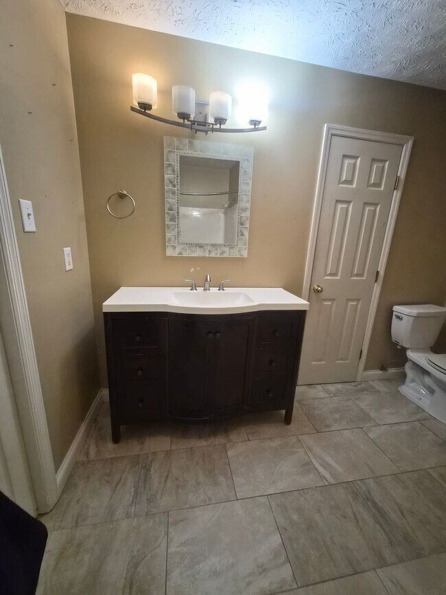 Building Photo - West Knoxville 37934 - 3 bedroom, 2.5 bath with a sunroom and 1-car garage - Call Lisa Vineyard 8...