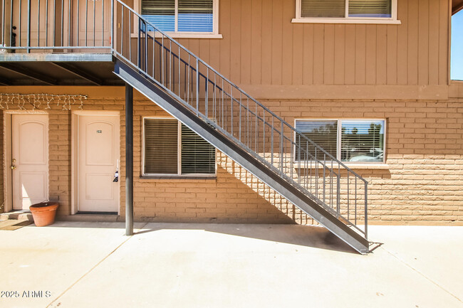 Building Photo - 208 S Doran