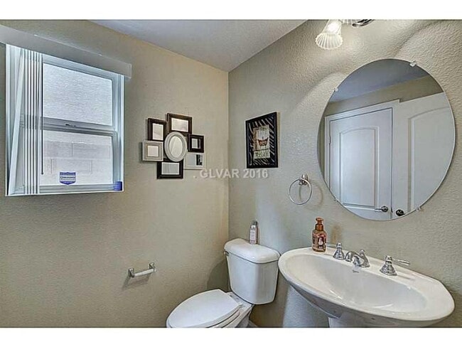 Building Photo - Stunning & Spacious Home with Park Views and Pool!