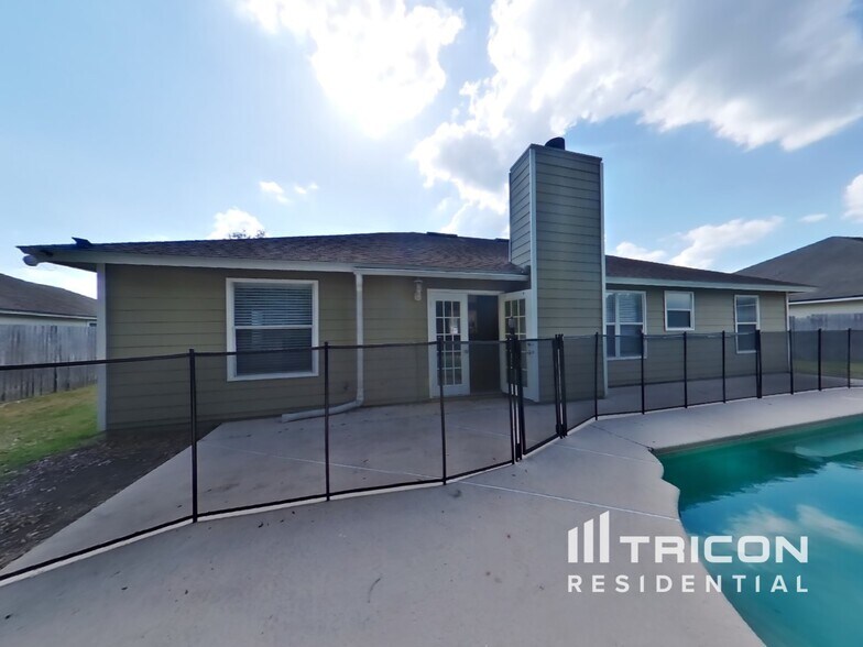 Building Photo - 8465 Country Bend Cir W