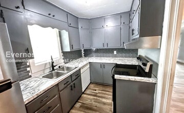 Building Photo - 913 Meadowbrook Dr