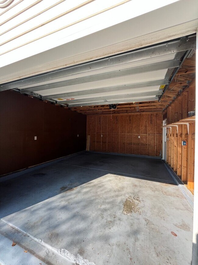 Building Photo - 3 Bedroom home with water views!