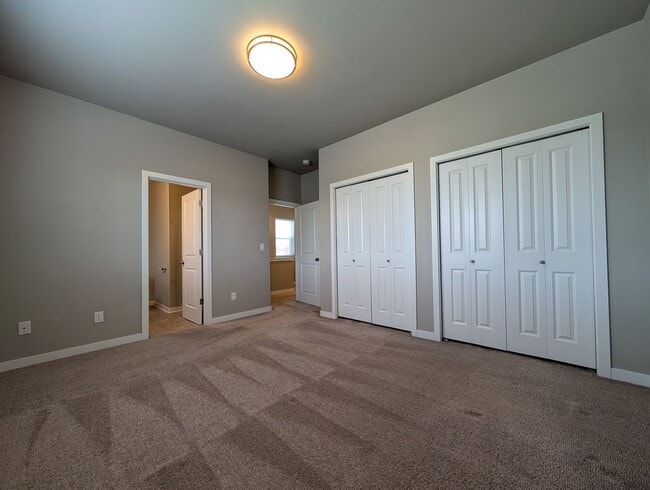 Building Photo - Great 3 bedroom/ 2.5 bathroom duplex- Near...