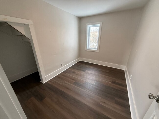 Building Photo - 3 bedroom, 1 bath Centrally located in town