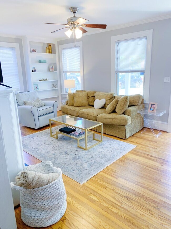 Building Photo - 3 Bed 2 Baths Grid home with fenced backya...