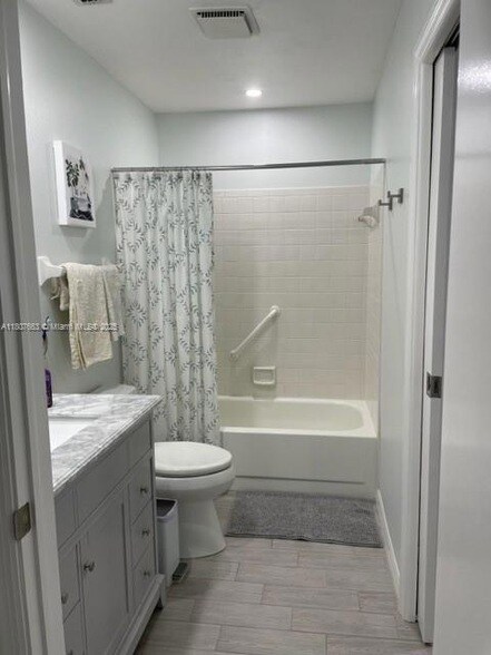 Building Photo - 6396 Royal Woods Dr