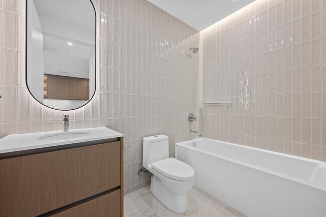 Building Photo - 610 Davis St