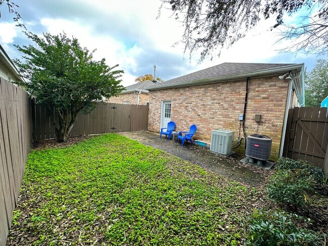 Building Photo - Uptown Rental: 2BR Duplex with Parking & Yard
