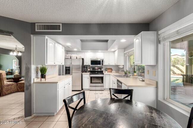 Building Photo - 2739 S Emerson Cir