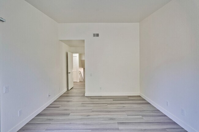 Building Photo - 2 bed 2 bath condo