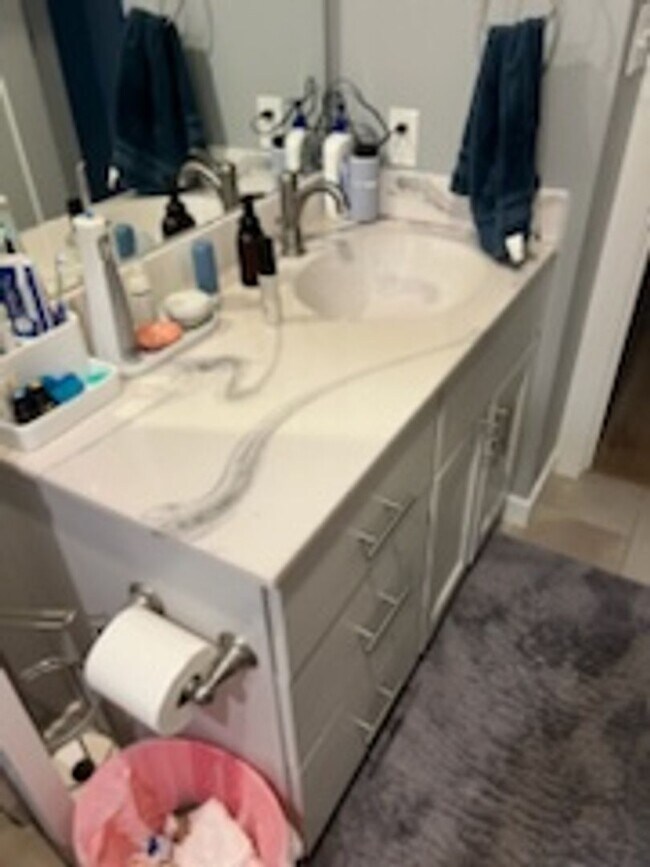 Building Photo - Rent: 3 bed unit 2 Bath