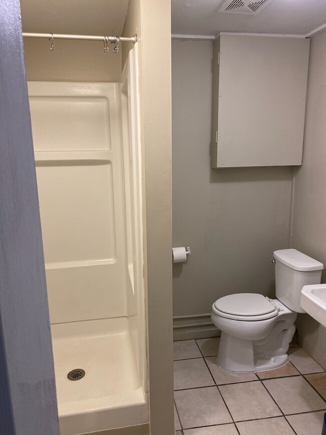 Bathrom w/ shower - 1630 S 6th St