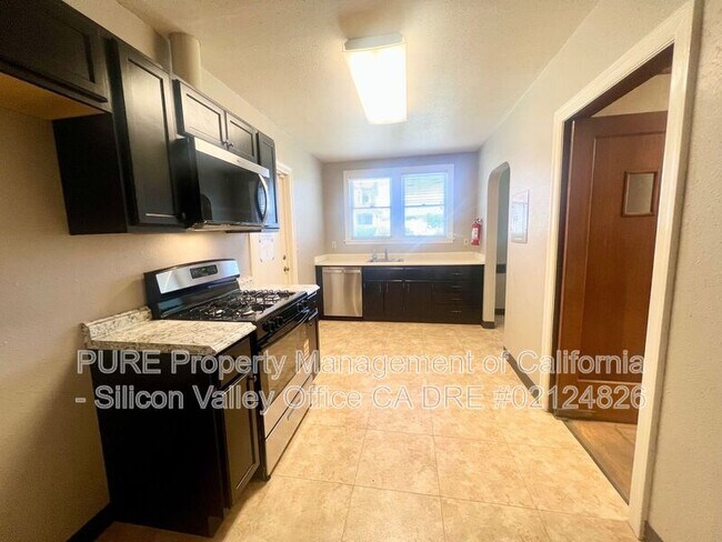 Building Photo - 717 E Lake Ave