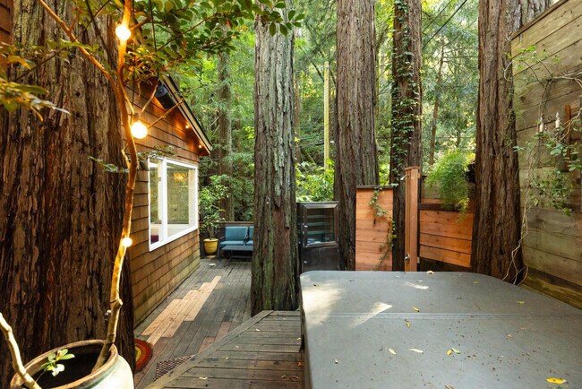 Building Photo - 522 Cascade Dr