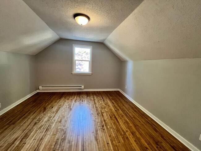 Building Photo - Adorable 3 Bedroom Fully Renovated Home!