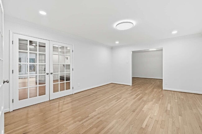 Building Photo - Spacious and Unique 5-Bedroom Home in Chapel Hill!