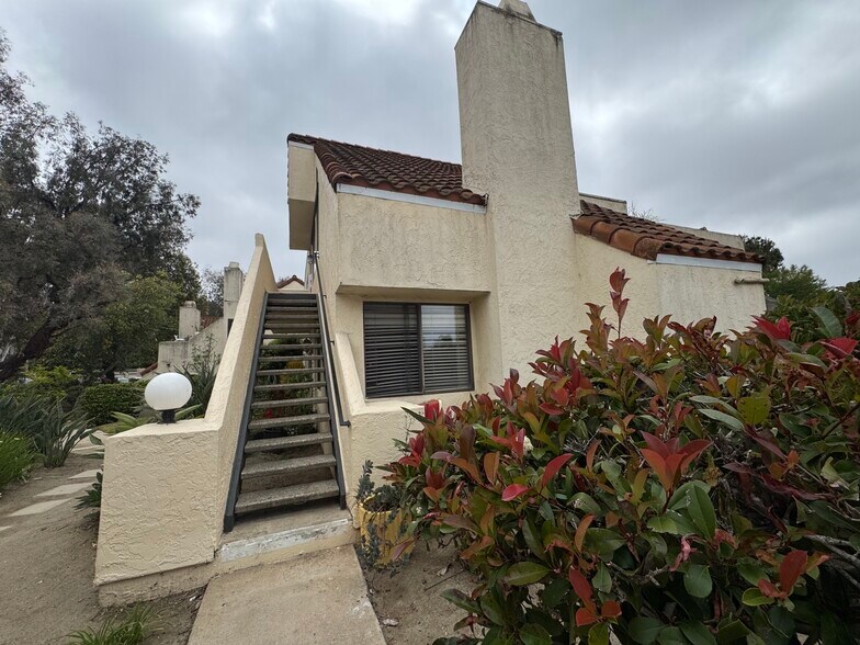 Building Photo - 351 N Melrose Dr