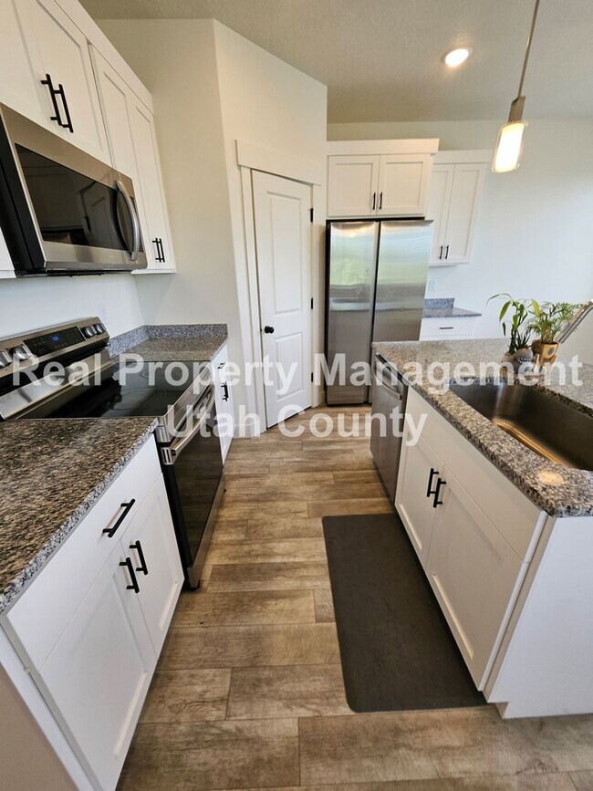 Building Photo - Provo Town home