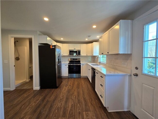 Building Photo - 140 Tower Hill Rd