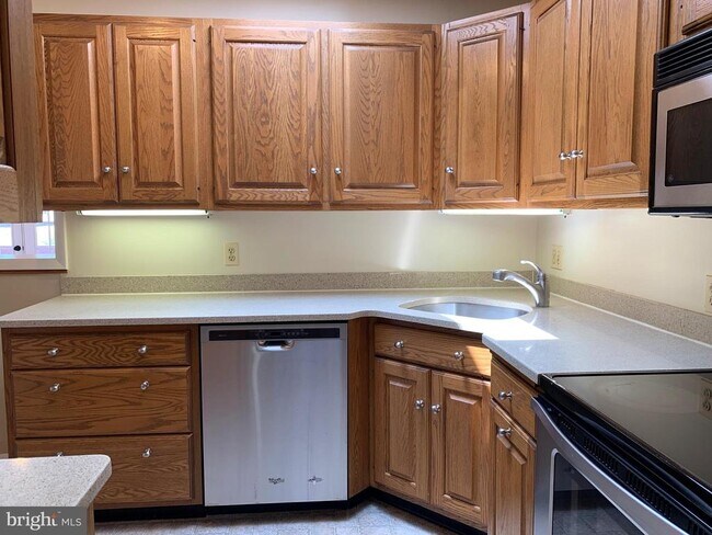 Building Photo - 1334 Mayflower Dr