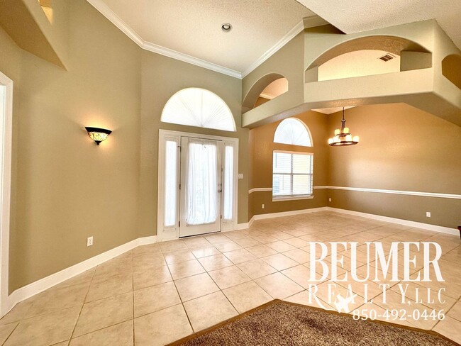 Building Photo - Tranquil Retreat on Naples Drive with Pool