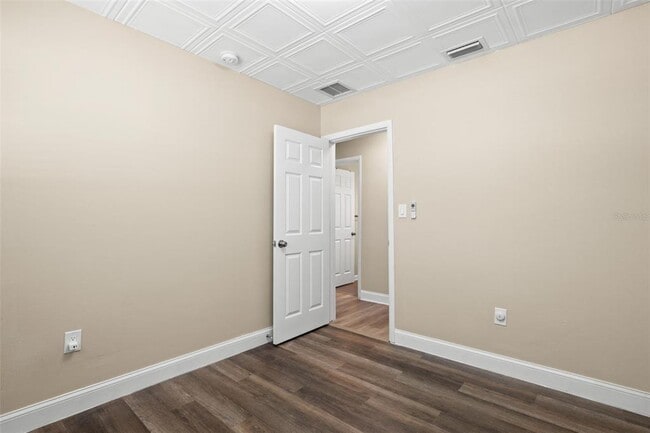 Building Photo - 611 Pinewood Dr
