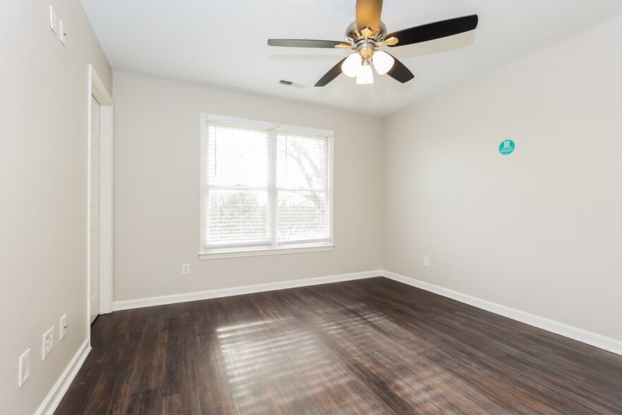 Building Photo - 404 Hump Cir