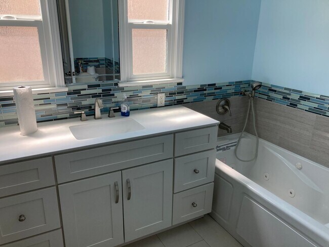 Building Photo - Santa Monica 3bd 2ba