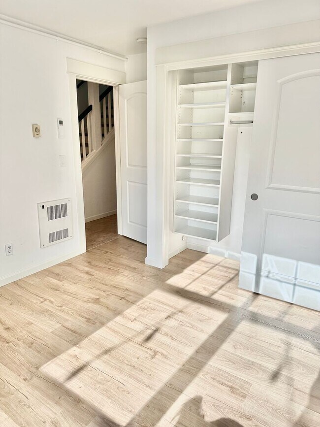 Building Photo - Modern 3 bedroom, 2.5 bathroom Townhome in Mapleleaf!