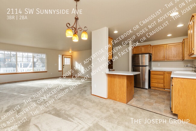 Building Photo - 2114 SW Sunnyside Ave